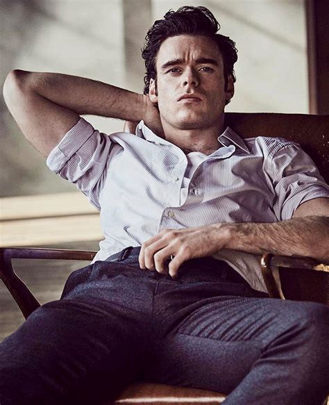 Richard Madden shows sexy body